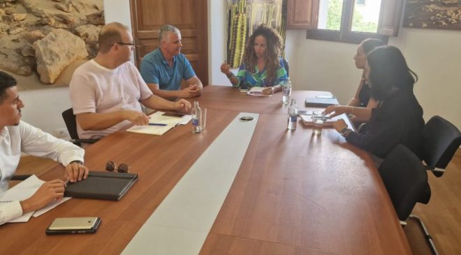 Cabildo y ayuntamientos buscan soluciones para extender la conectividad con fibra óptica en Fuerteventura