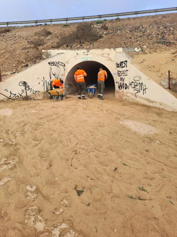 El Cabildo trabaja para desatascar de arena las embocaduras de barranco de la FV-2 a su paso por Costa Calma