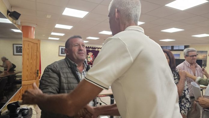 EL alcalde felicita y conversa con los adjudicatarios de las 10 nuevas licencias en Antigua (2)