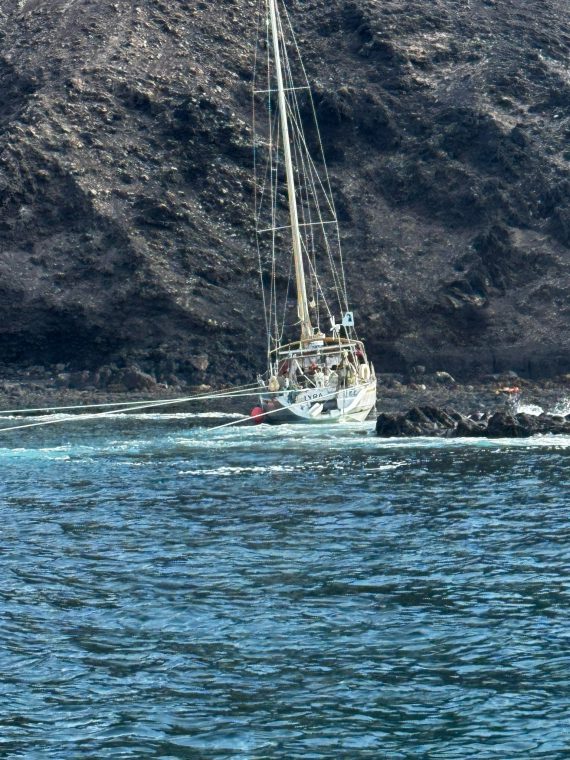 Un velero de 14 metros encalla en la Isla de Lobos y es retirado al filo de la tarde