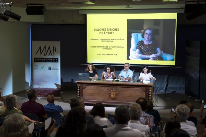 El Museo Arqueológico de Fuerteventura homenajea a Dolores Sánchez y recibe su archivo sobre la Cueva de Villaverde